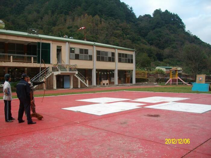 圖為泰崗部落本校家長(泰雅族籍射箭勇士)與秀巒派出所馬少所長的射箭英姿
全校師生與秀巒六個部落家長皆非常感恩財團法人至善社會福利基金會！
恢復秀巒泰雅族射箭光榮傳統！
倒數計時中！