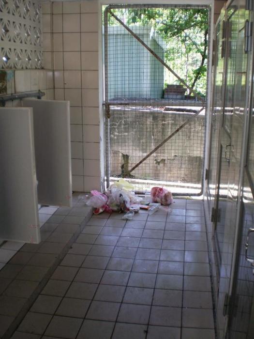 本校學生廁所遭少
數素行不良遊客破壞及亂
丟垃圾照片，請遊客做好
國民公德，勿做不良示範