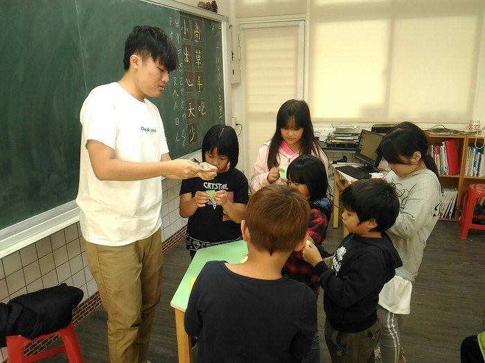 白努力原理，老師們跟孩子正在準備器材