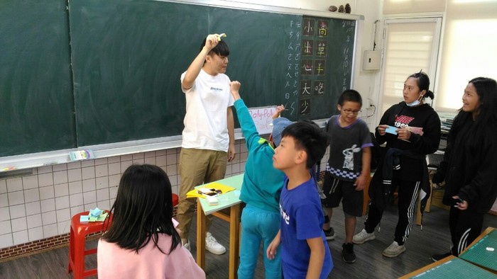 小孩們踴躍地舉手搶答