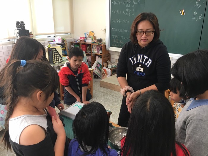 主任認真的講解科學原理